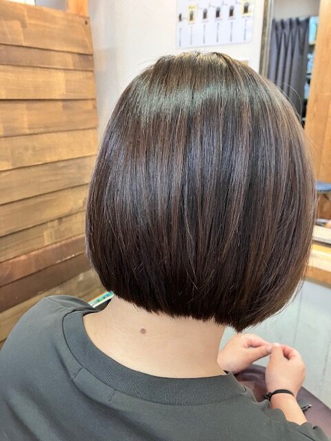 髪質改善カラー後の艶とまとまりのあるショートボブ